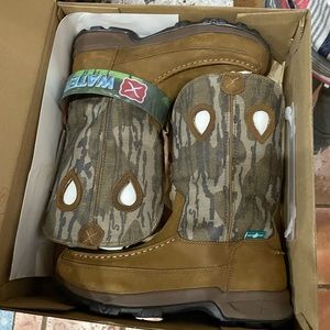 Twisted X mens waterproof  boots size 8, mossy oak bottom land camo. NWT